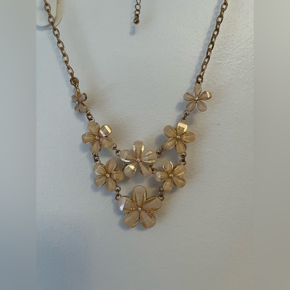New in box Handmade Floral Necklace in Gold and Cream - Picture 7 of 11